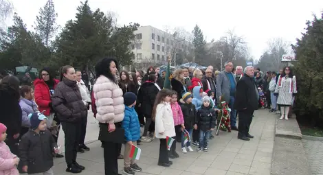 Ценово чества 3 март пред паметника на казака Матей Ценово чества 3 март пред паметника на казака Матей