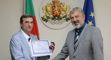 Президентът на КТ „Подкрепа“ Димитър Манолов бе отличен с почетния знак на областния управител на Русе Драгомир Драганов Президентът на КТ „Подкрепа“ Димитър Манолов бе отличен с почетния знак на областния управител на Русе Драгомир Драганов