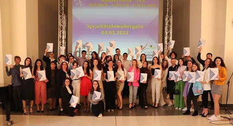 38 зрелостници от Дойче шуле получиха дипломи за владеене на немски език на тържествена церемония в зала "Европа" /галерия/