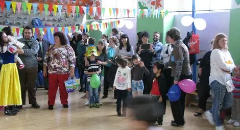 Дните на осиновяването тръгнаха с карнавал на Супермен и Аладин