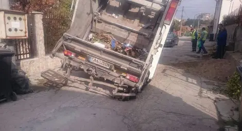 Боклукчийски камион хлътна в огромна дупка