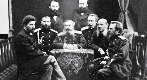 Канцеларията на управляващия руски комисар княз Дондуков-Корсаков (седнал в средата) в Търново 1878 г. 