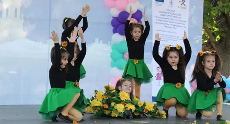 Деца пеят и танцуват в парка в събота