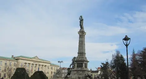 Почиствала Забранения град и Окото на Лондон фирма се заема с Паметника на свободата