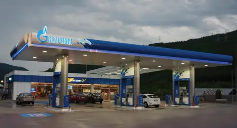 Активисти на "Грийпийс" се оковаха за бензинови колонки на "Газпром" край Благоевград 