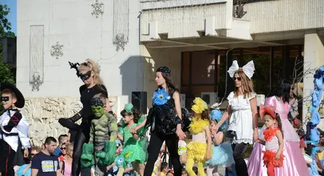 Модно ревю на детски градини  препълни с народ площада