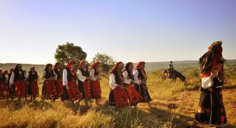 Днес е Еньовден булките ходят голи по чужди ниви, но не за билки