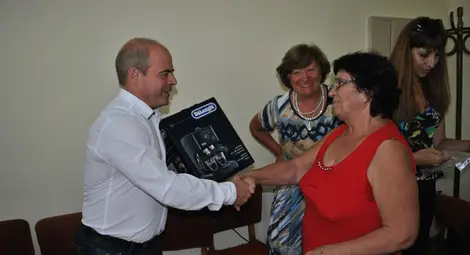 Три пенсионерски клуба с музикални уредби и кафе-машина от Стоилов