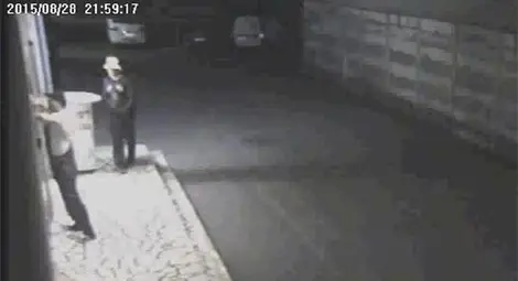 Вижте крадците, които задигнаха 30 000 лв от офис в Бургас