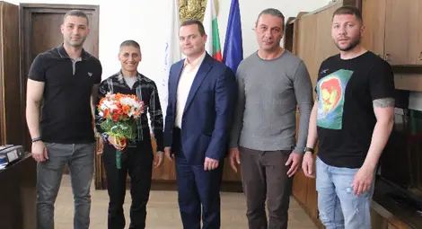 Кметът Пенчо Милков награди русенски боксьори за успехите им на ринга Кметът Пенчо Милков награди русенски боксьори за успехите им на ринга
