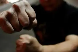 17-годишен младеж бит от бащата на 20-годишната си приятелка 17-годишен младеж бит от бащата на 20-годишната си приятелка