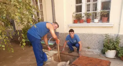 Специалисти от ВиК вчера извършиха обследване с видеокамера на канализацията във вътрешния двор и установиха откъде идва проблемният теч, който постепенно срива основите на една от сградите на гимназията. Снимка: Нели ПИГУЛЕВА