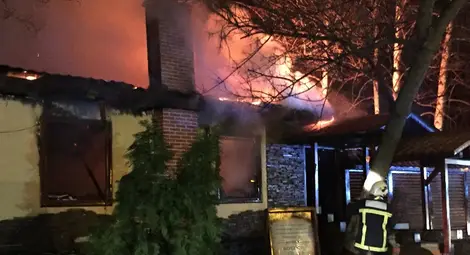 Камина опожари до основи заведение