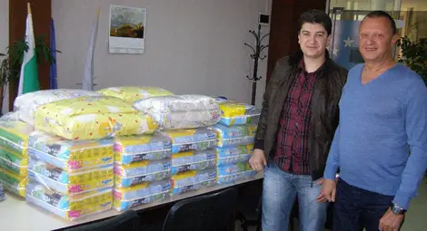 Стотици пакети памперси за четиризнаците от ГЕРБ