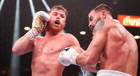 Алварес (л) нокаутира Плант (д) в 11-ия рунд.