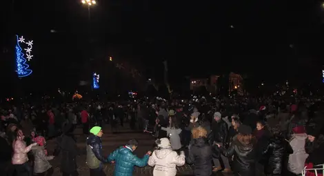 Русенци извиха традиционното новогодишно хоро на площада в първите минути на новата 2017 г.  Снимки: Община Русе и БГНЕС