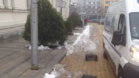 Депутати си пазят паркоместа с щайги (СНИМКА)