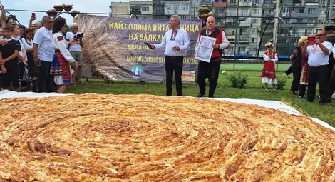 420 яйца, 120 кисели млека, 50 кг сирене - Бяла вече държи рекорда за най-голяма вита баница 420 яйца, 120 кисели млека, 50 кг сирене - Бяла вече държи рекорда за най-голяма вита баница