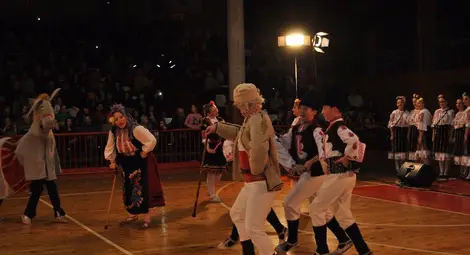 Стотици се надпреварваха в  стъпките на хора и ръченици