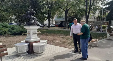 Покровителят на Русе краси от днес чешмичката в парка на площад "Дунав" Покровителят на Русе краси от днес чешмичката в парка на площад "Дунав"