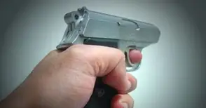 18-годишен стрелял с пистолет в уличен скандал за момиче