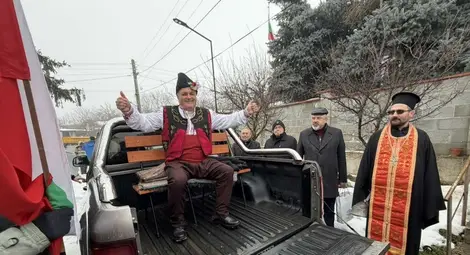 Ден след Бабинден единствено от цяла България в Черешово празнуваха и Дядовден за 69-и път. За първи път обаче дядото се качи на високопроходим джип вместо на каруца, магарето на успя да качи баира Ден след Бабинден единствено от цяла България в Черешово празнуваха и Дядовден за 69-и път. За първи път обаче дядото се качи на високопроходим джип вместо на каруца, магарето на успя да качи баира
