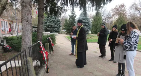 11. Отец Дмитрий Павлов отслужва панихида за загиналите пред паметниците на загиналите във войните за национално обединение Герои на Поликрайще