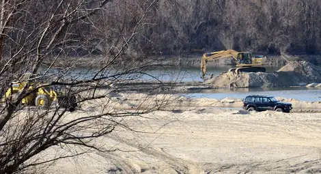 Търговец на пясък отново дълбае Дунав под хижа &bdquo;Приста&ldquo;