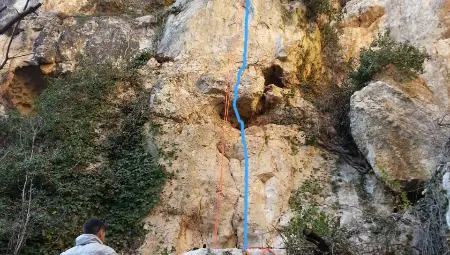 Ива щурмува една от алеите в Парка на младежта под строгия поглед на Игнатов.  Снимка: Георги Христов