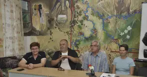 13 художници сътворяват арт версии на „Пазача на лешояди“