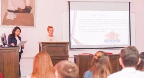 Съдия Николинка Чокоева запозна десетокласници от Английската гимназия как могат да защитят правата си чрез съда.