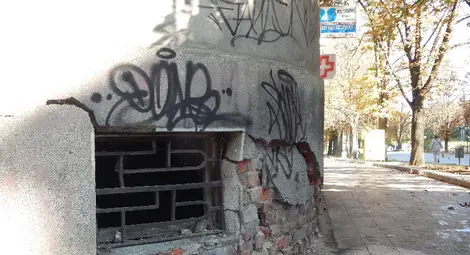 Дупка в стената напомняше дълго за злополучния нощен дрифт.                     Снимка: Архив &bdquo;Утро&ldquo;