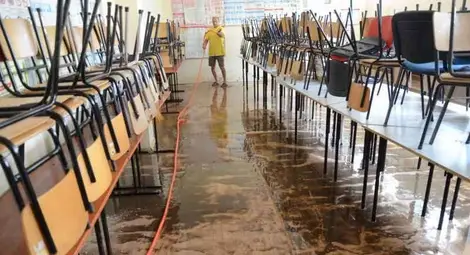 През 2013 година подземният етаж на училището потъна под 40 см вода и кал, наводнени бяха класни стаи. Снимка: Архив &bdquo;Утро&ldquo;