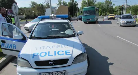 Пътници в автобус пострадаха заради десен завой от лявата лента Пътници в автобус пострадаха заради десен завой от лявата лента