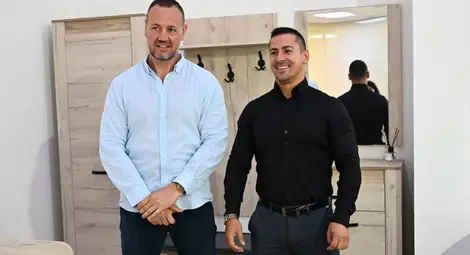 Николай Иванов (вляво), който поема управлението на компанията заедно с брат си през 2020 г., казва, че разчита много на екипа. Част от него е и търговският представител Августин Петров (вдясно).