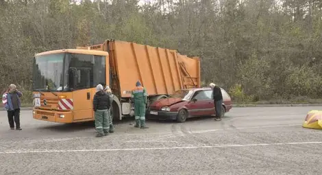 Фолскваген се блъсна в боклуджийски камион след засичане