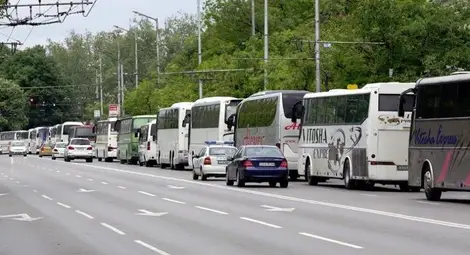 Всички автобуси спират в четвъртък от 14 до 15,30 часа