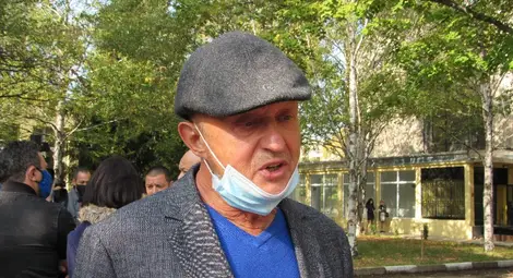 Пламен Нунев отговори на въпросите на журналисти по повод думите на Цветан Цветанов в Русе.                Снимка: Русе Медиа