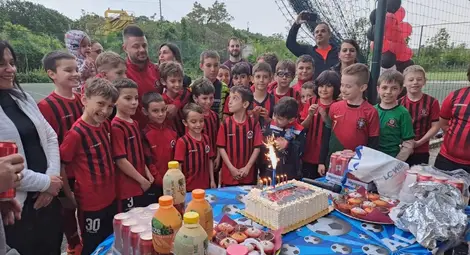 Децата на „Локо“ развълнуваха Фирцулеску на 34-ия му рожден ден Децата на „Локо“ развълнуваха Фирцулеску на 34-ия му рожден ден