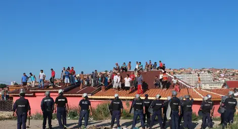 Трима полицаи пострадаха в ромския кв. "Лозенец" в Стара Загора