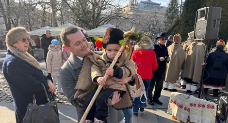 Двегодишният Симеон коледува с дружина от Долапите на централния площад в Русе Двегодишният Симеон коледува с дружина от Долапите на централния площад в Русе