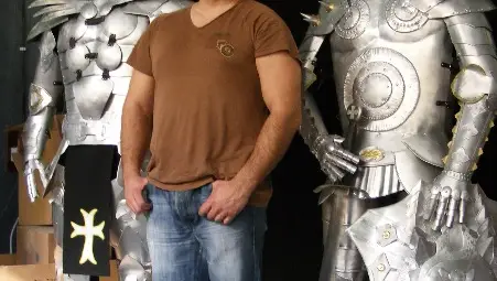 Модерният ковач Ивайло всеки ден пътува в 15 век със своите рицарски доспехи