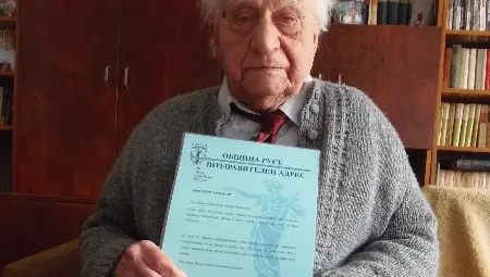Поздравителен адрес за вековния си юбилей получи вчера Вуто Нанов от кмета на Русе Пенчо Милков. Снимка: Община Русе