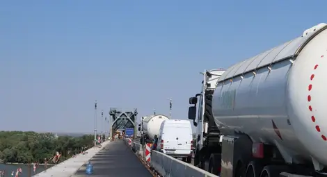 Празнуващи Голяма Богородица румънци вдигат рязко трафика на Дунав мост