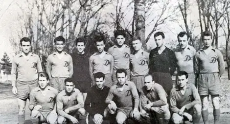 Представителният футболен отбор на Дунав /Русе/ през пролетта на 1959 г. Прави /отляво надясно/: Атанас Цанов, Иван Дишлиев, Иван Даскалов, Светослав Калчев /капитан/, Иван Минчев, Петър Колев, Любен Стоев, Енчо Калайджиев, Георги Игнатов. Клекнали /отляво надясно/: Светослав Кирчев, Георги Василев, Йордан Станков, Садък Алиев, Иван Атанасов, Петър Пенев.