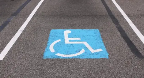 Арогантно паркиране издало шофьор без книжка с нередовна кола