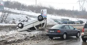 Опел се обърна по таван след засичане на ауди