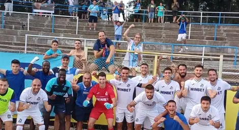 Фенове и футболисти празнуваха заедно след мача.