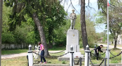 Предпразнично почистиха исторически паметници в Русенско по инициатива на областния управител Драгомир Драганов Предпразнично почистиха исторически паметници в Русенско по инициатива на областния управител Драгомир Драганов