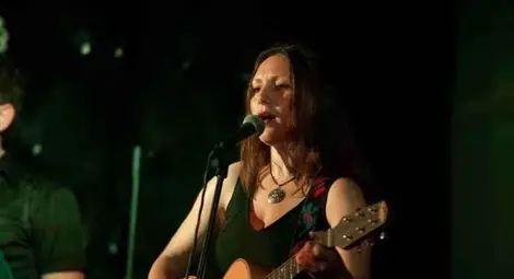 Крис представя акустичен  солов проект в Клуба